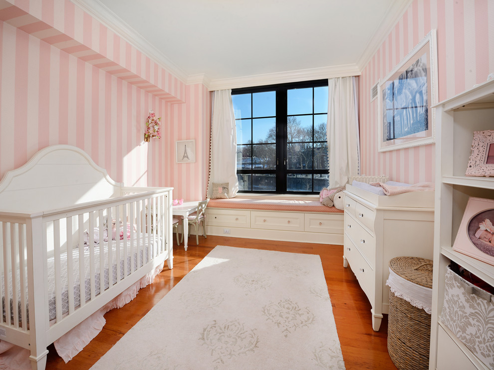 ニューヨークにあるコンテンポラリースタイルのおしゃれな赤ちゃん部屋 (ピンクの壁、女の子用) の写真
