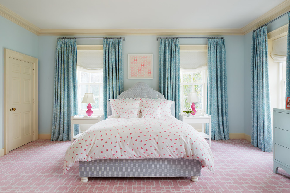 Klassisches Mädchenzimmer mit Schlafplatz, blauer Wandfarbe, Teppichboden und rosa Boden in Chicago