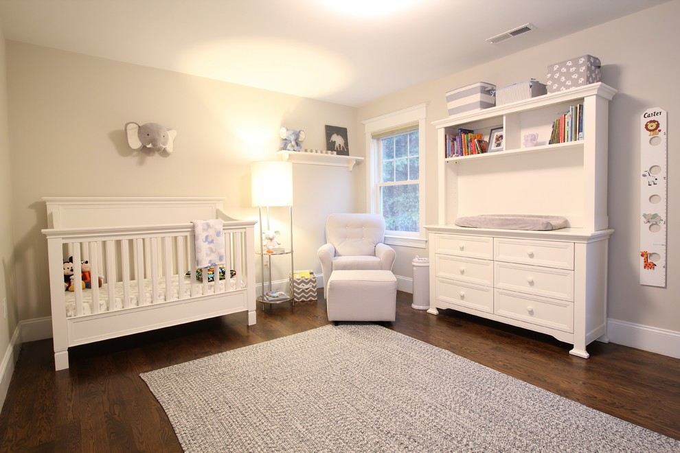 На фото: большая комната для малыша в стиле неоклассика (современная классика) с серыми стенами, темным паркетным полом и коричневым полом с