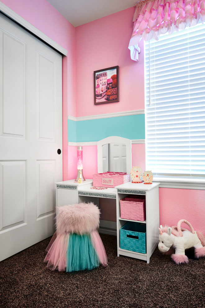 Foto di una cameretta per bambini da 4 a 10 anni contemporanea di medie dimensioni con pareti rosa, moquette e pavimento beige