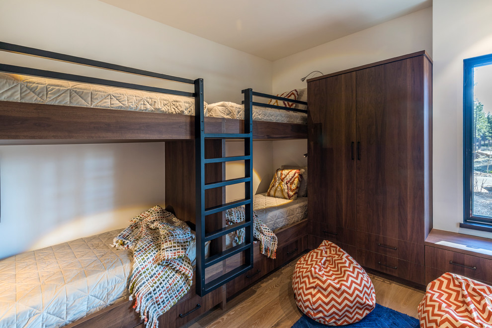 Neutrales Modernes Kinderzimmer mit Schlafplatz, weißer Wandfarbe, braunem Holzboden und braunem Boden in Sacramento