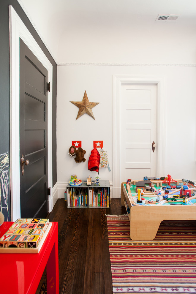 Immagine di una cameretta per bambini contemporanea con pareti bianche, parquet scuro e pavimento marrone