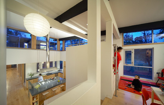 Diseño de dormitorio infantil de 4 a 10 años minimalista con paredes blancas y suelo de madera clara