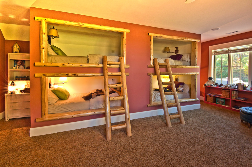 Idéer för stora rustika könsneutrala barnrum kombinerat med sovrum och för 4-10-åringar, med röda väggar och heltäckningsmatta