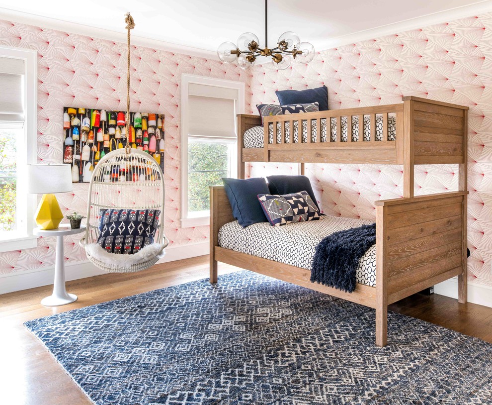 Idee per una cameretta per bambini costiera con pareti multicolore e pavimento in legno massello medio