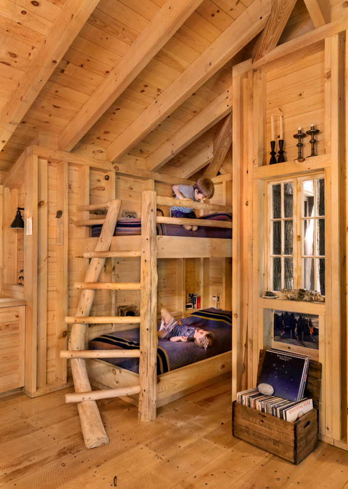 Idées déco pour une chambre neutre de 4 à 10 ans montagne avec un mur marron, un sol en bois brun, un sol marron et un lit superposé.
