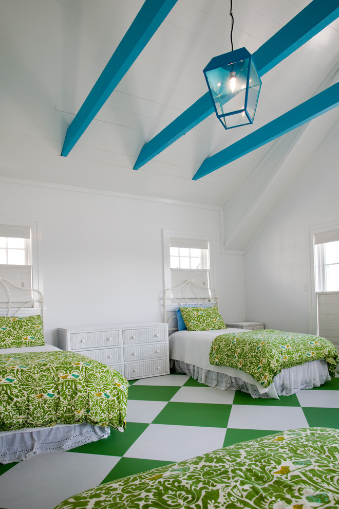 Inspiration för maritima flickrum kombinerat med sovrum och för 4-10-åringar, med vita väggar och flerfärgat golv