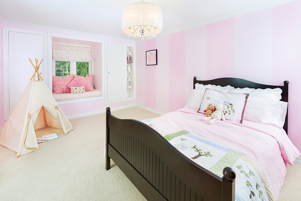 Пример оригинального дизайна: большая детская в классическом стиле с спальным местом, розовыми стенами и ковровым покрытием для ребенка от 4 до 10 лет, девочки