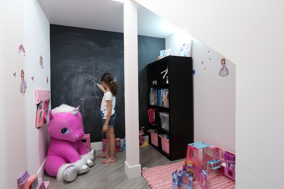 バンクーバーにあるコンテンポラリースタイルのおしゃれな子供部屋の写真