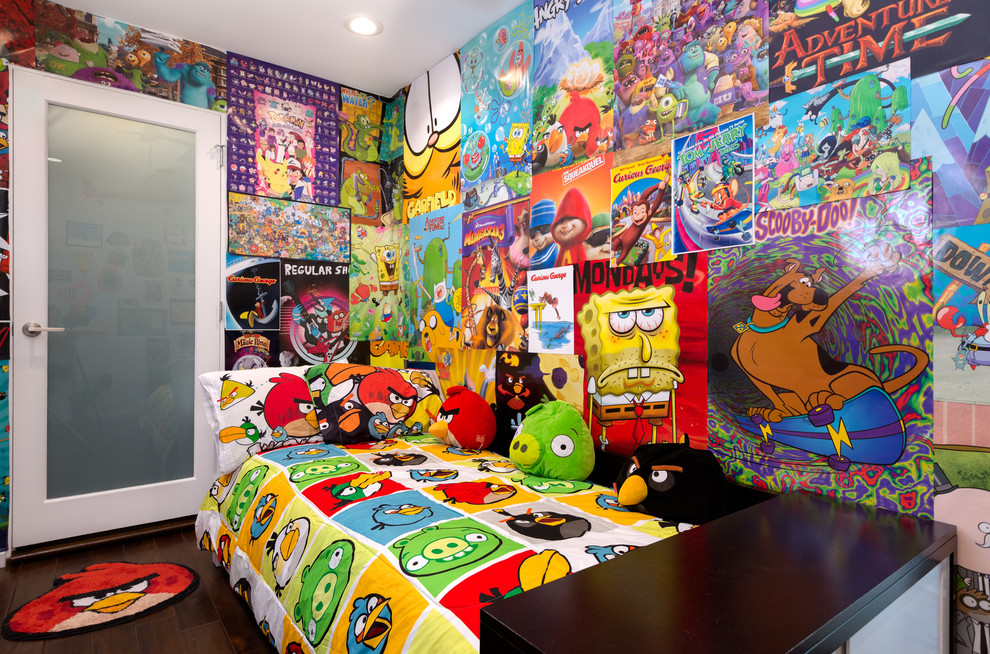 ロサンゼルスにあるコンテンポラリースタイルのおしゃれな子供部屋 (マルチカラーの壁、濃色無垢フローリング、児童向け) の写真