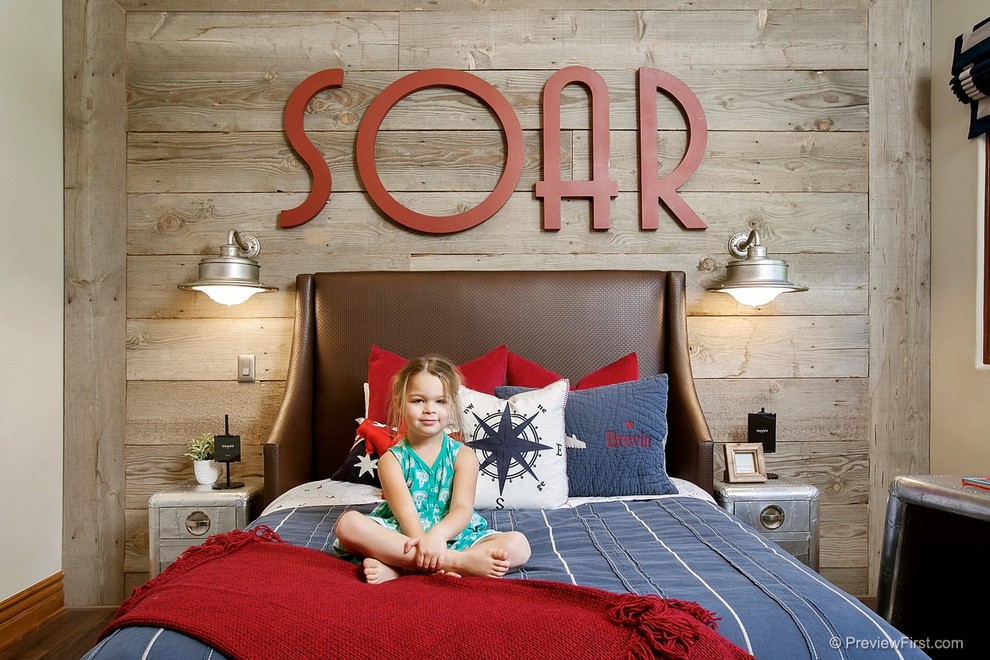 Modelo de dormitorio infantil tradicional renovado de tamaño medio con paredes beige y suelo de madera oscura