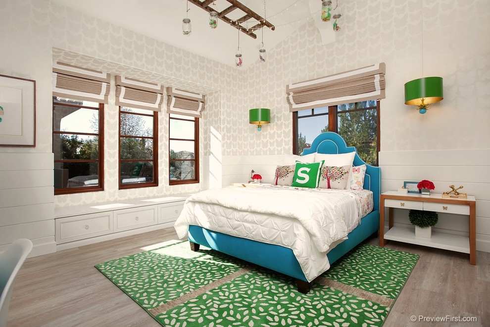 Diseño de dormitorio infantil de 4 a 10 años clásico renovado de tamaño medio con paredes beige y suelo de madera clara