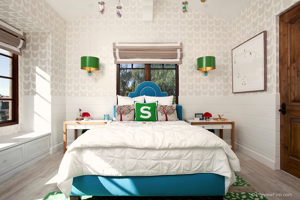 Idéer för mellanstora vintage könsneutrala barnrum kombinerat med sovrum och för 4-10-åringar, med beige väggar och ljust trägolv