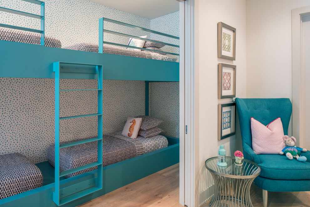 Пример оригинального дизайна: детская в морском стиле с спальным местом, разноцветными стенами и светлым паркетным полом для ребенка от 4 до 10 лет