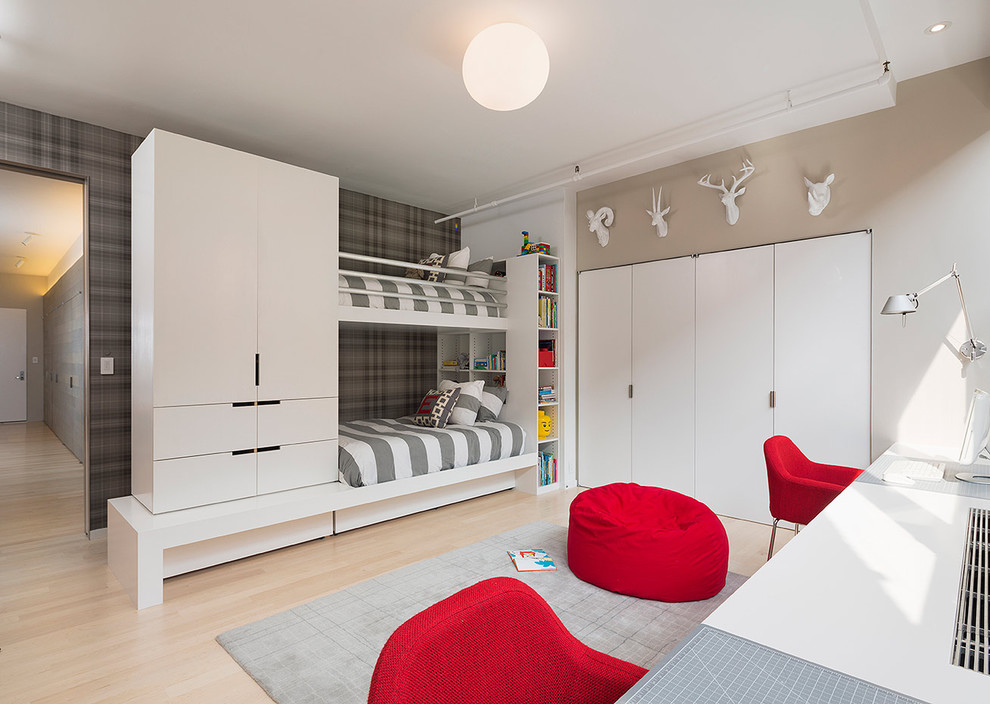 Cette image montre une chambre d'enfant minimaliste avec parquet clair, un mur multicolore et un lit superposé.