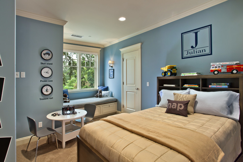 Пример оригинального дизайна: детская в классическом стиле с спальным местом, синими стенами и ковровым покрытием для ребенка от 4 до 10 лет, мальчика