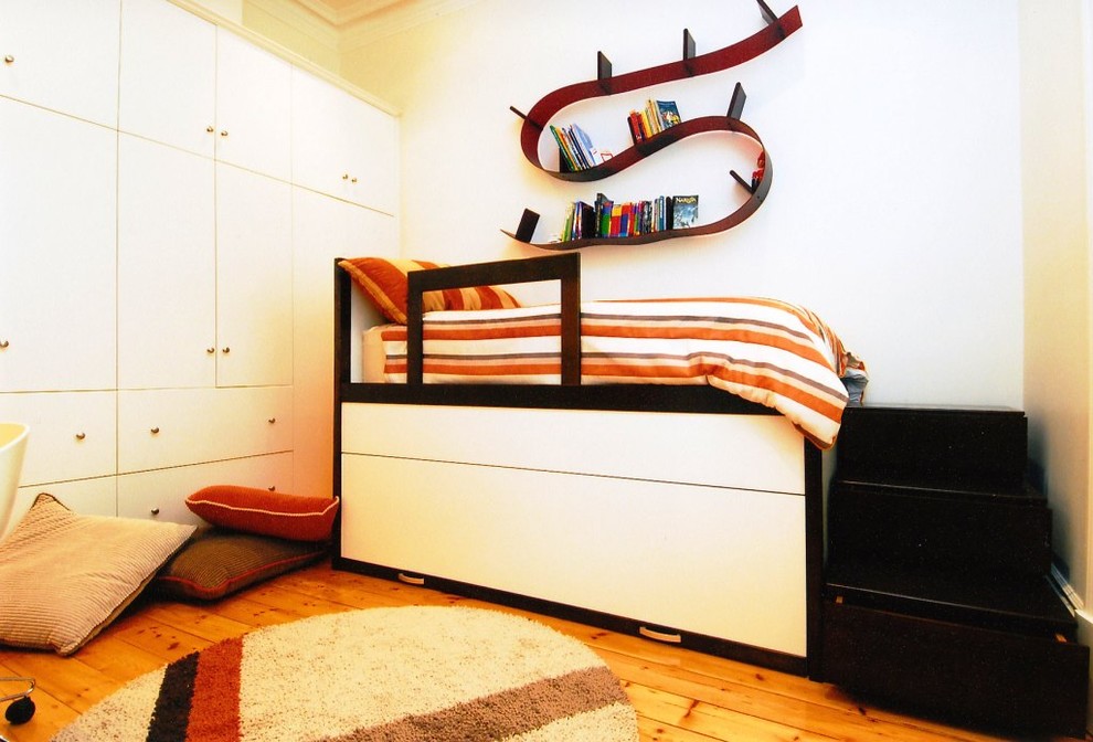 Modelo de dormitorio infantil de 4 a 10 años tradicional renovado pequeño con paredes blancas y suelo de piedra caliza