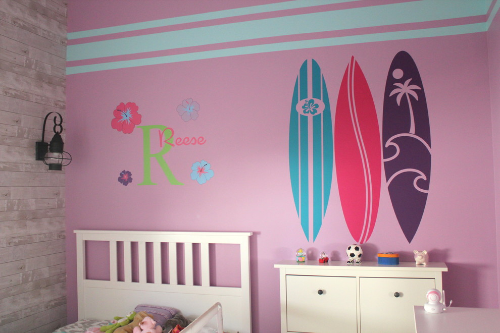 Medelhavsstil inredning av ett flickrum kombinerat med sovrum och för 4-10-åringar, med mellanmörkt trägolv och flerfärgade väggar