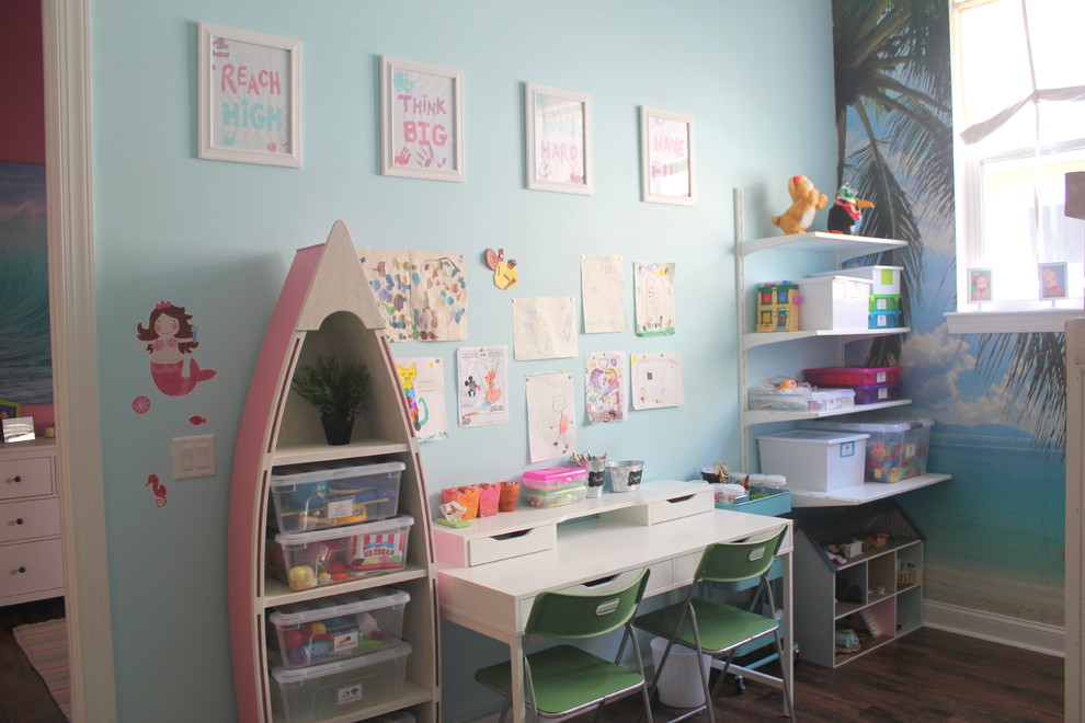 Idee per una cameretta da bambina da 4 a 10 anni stile marino con pareti blu e pavimento in legno massello medio