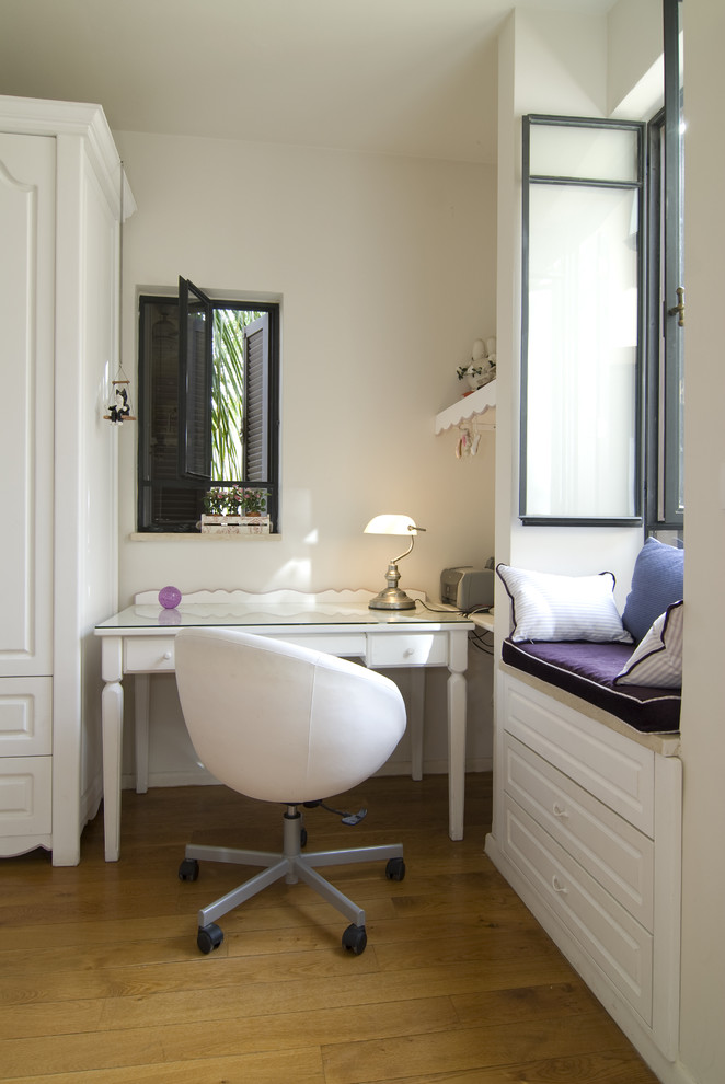 Diseño de habitación de niña mediterránea con escritorio y paredes blancas