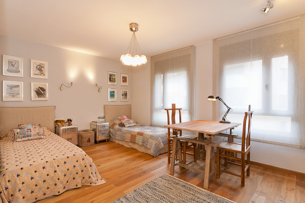 Idées déco pour une grande chambre d'enfant de 4 à 10 ans contemporaine avec un mur gris et un sol en bois brun.