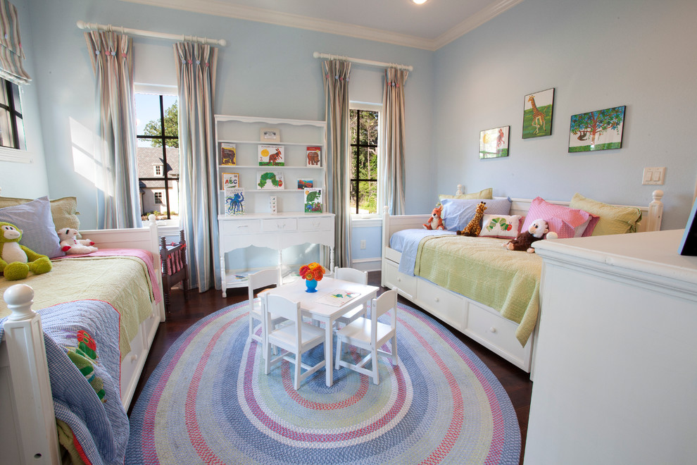Mittelgroßes Mediterranes Mädchenzimmer mit Schlafplatz, blauer Wandfarbe, dunklem Holzboden und braunem Boden in Austin