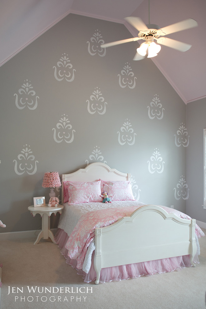 Exemple d'une chambre d'enfant chic.