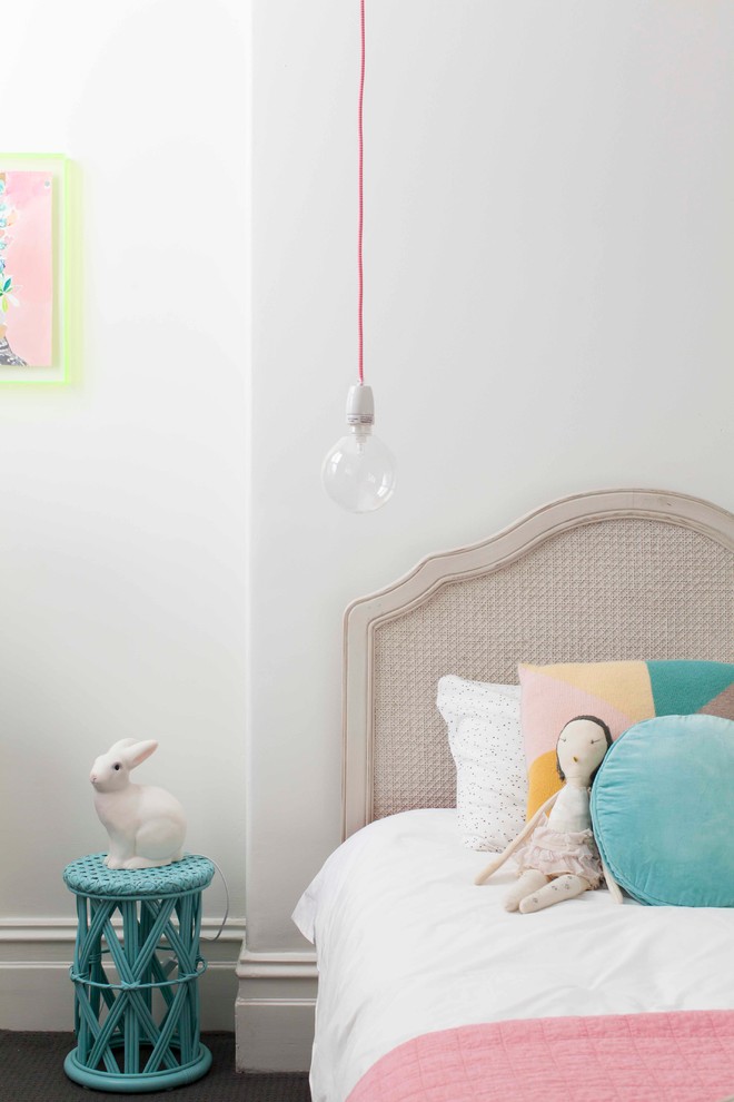 Kleines Modernes Mädchenzimmer mit Schlafplatz, weißer Wandfarbe und Teppichboden in Sydney