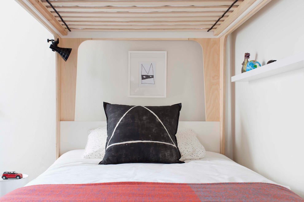 Bild på ett litet funkis pojkrum kombinerat med sovrum och för 4-10-åringar, med vita väggar och heltäckningsmatta