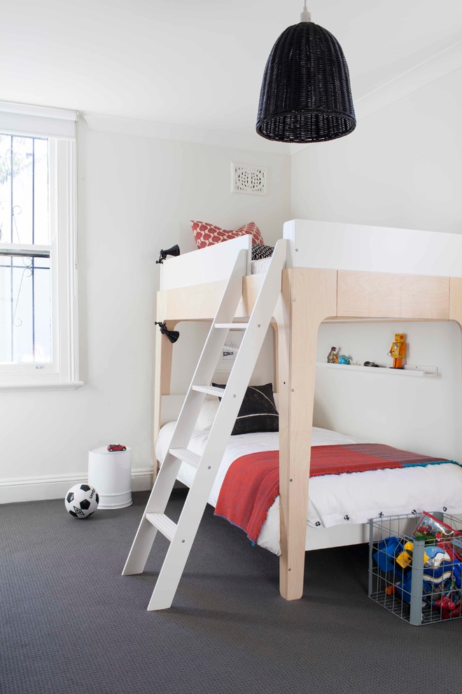 На фото: нейтральная детская в современном стиле с спальным местом, белыми стенами и ковровым покрытием для ребенка от 4 до 10 лет, двоих детей