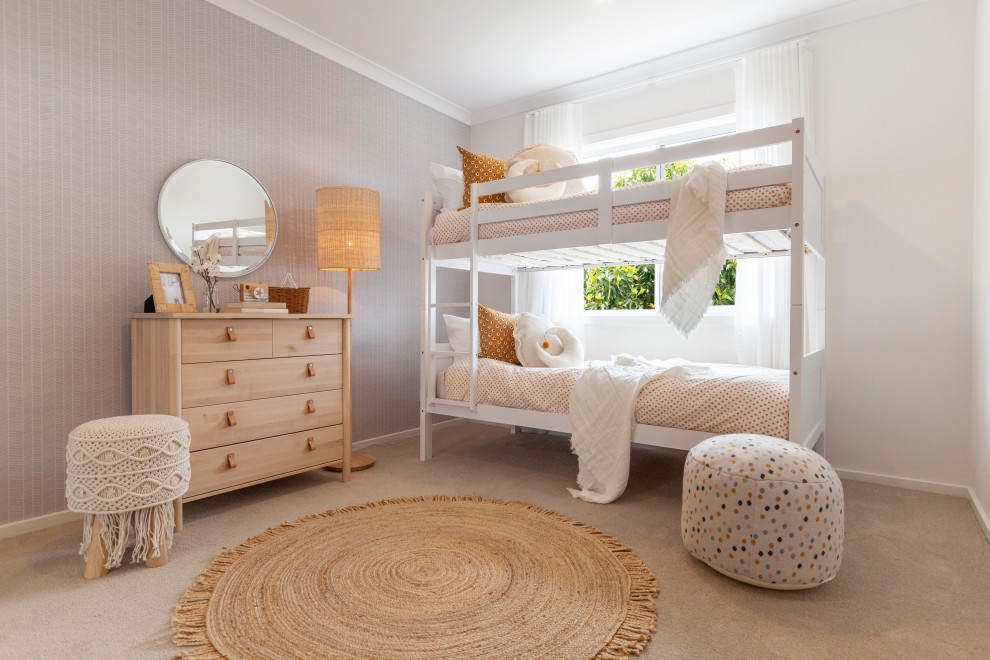 Idéer för ett mellanstort skandinaviskt könsneutralt barnrum kombinerat med sovrum, med grå väggar, heltäckningsmatta och beiget golv