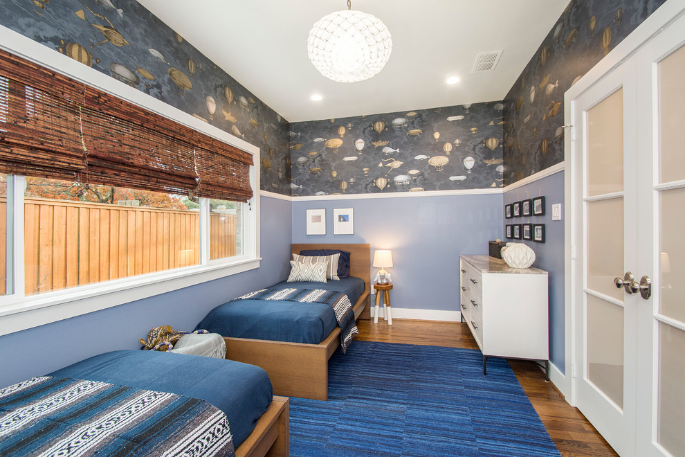 Ispirazione per una cameretta per bambini bohémian di medie dimensioni con pareti blu e pavimento in legno massello medio