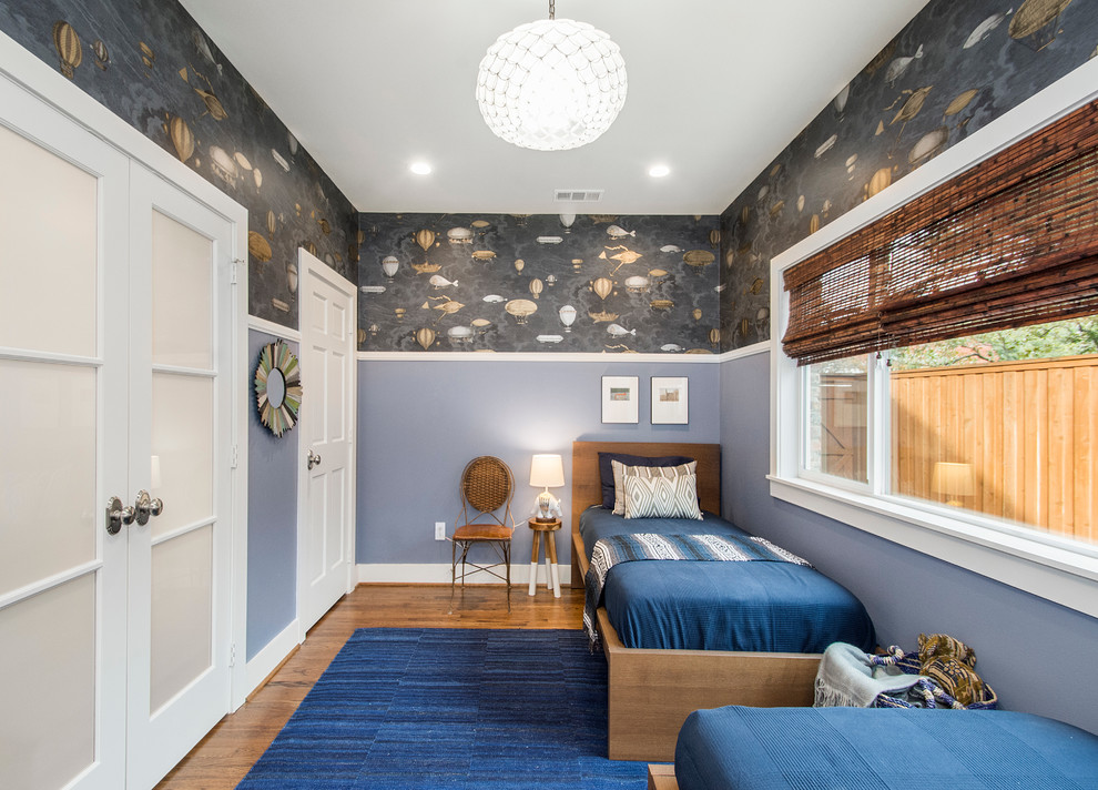 Idéer för ett mellanstort eklektiskt pojkrum kombinerat med sovrum, med blå väggar och mellanmörkt trägolv