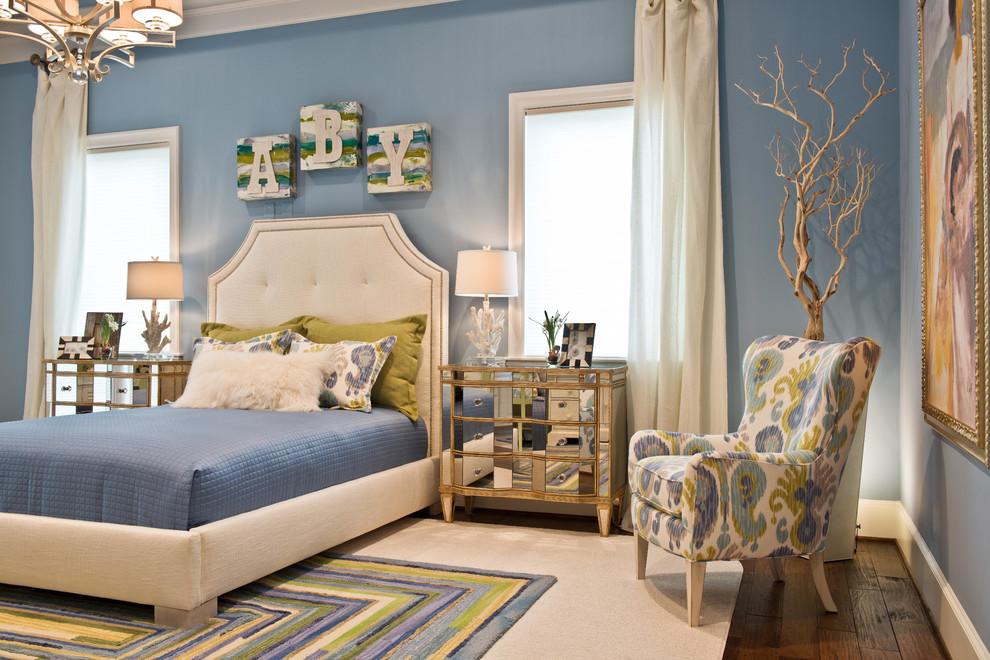 Imagen de dormitorio infantil clásico renovado con paredes azules y suelo de madera en tonos medios