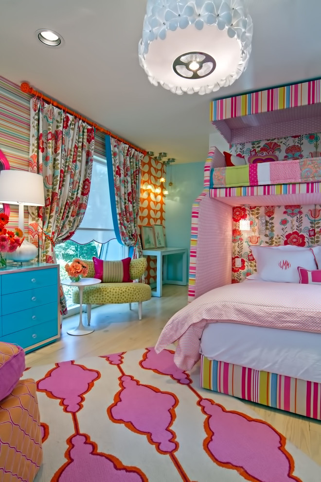 Идея дизайна: детская в современном стиле с спальным местом и разноцветными стенами для ребенка от 4 до 10 лет, девочки, двоих детей