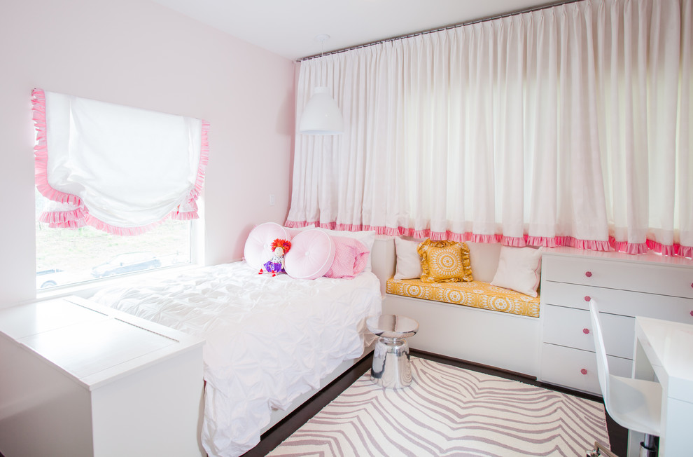 Foto på ett funkis flickrum kombinerat med sovrum och för 4-10-åringar, med rosa väggar och mörkt trägolv