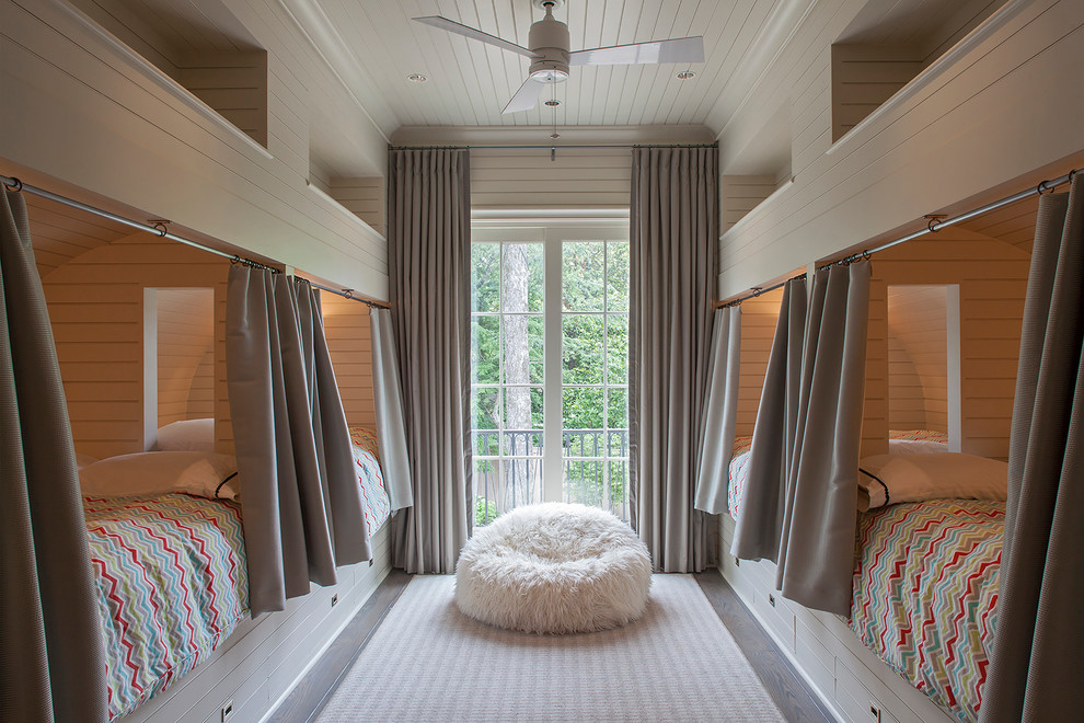 Idee per una cameretta da letto classica con pareti beige e moquette
