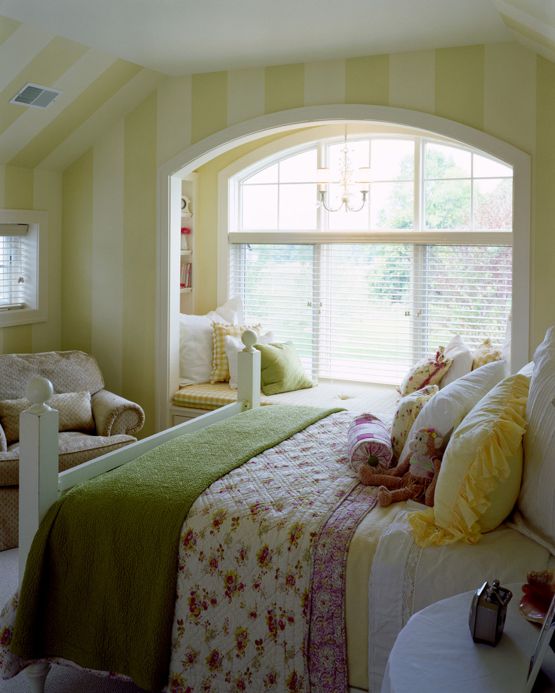 Modelo de dormitorio infantil de 4 a 10 años de estilo de casa de campo de tamaño medio con paredes verdes y moqueta