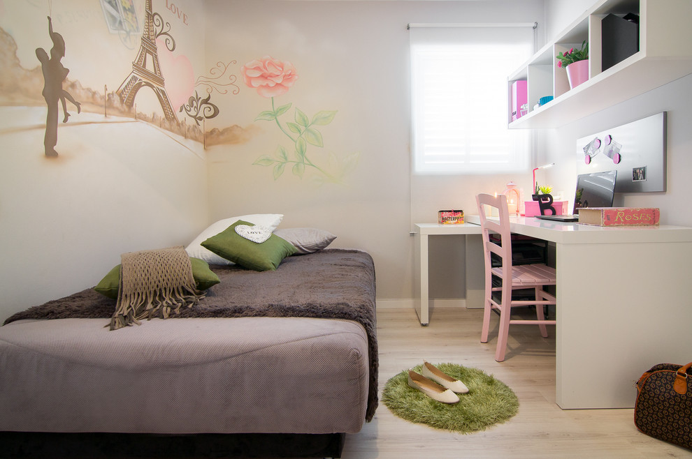 Photo of a bohemian kids' bedroom in Tel Aviv.