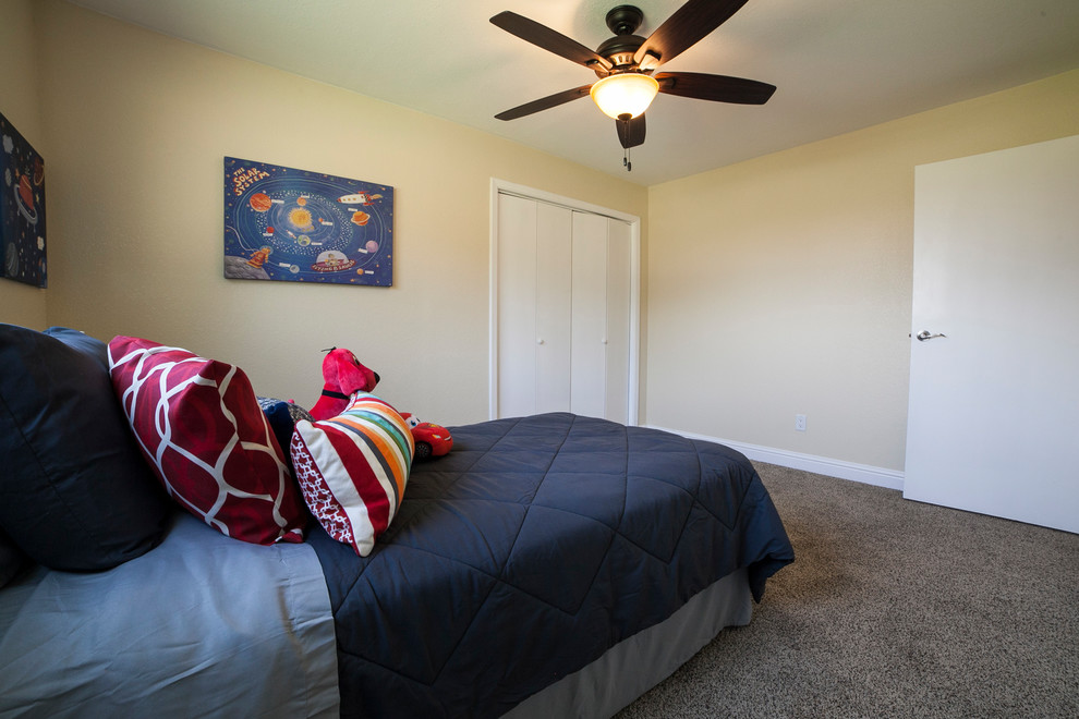 Small classic children’s room for boys in Sacramento with beige walls, carpet and brown floors.