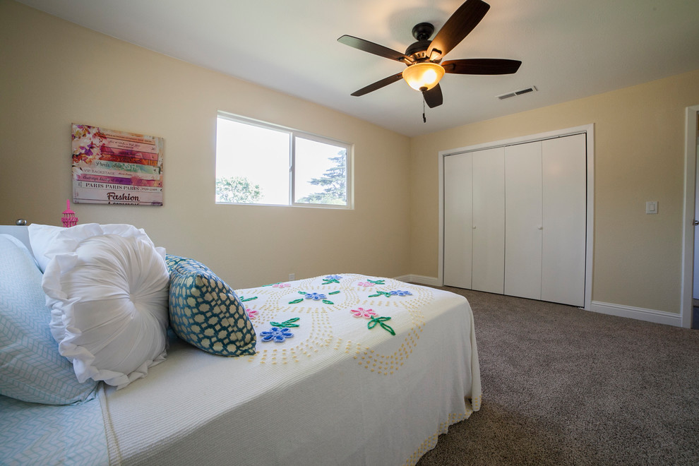 Mittelgroßes Klassisches Mädchenzimmer mit Schlafplatz, beiger Wandfarbe, Teppichboden und braunem Boden in Sacramento