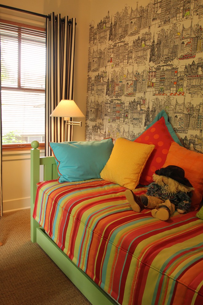 Ejemplo de dormitorio infantil de 4 a 10 años bohemio de tamaño medio con paredes beige y moqueta