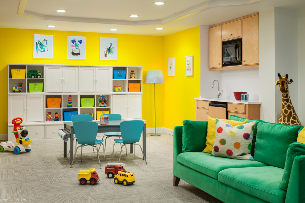 Inspiration för mellanstora moderna könsneutrala barnrum kombinerat med lekrum, med gula väggar och heltäckningsmatta