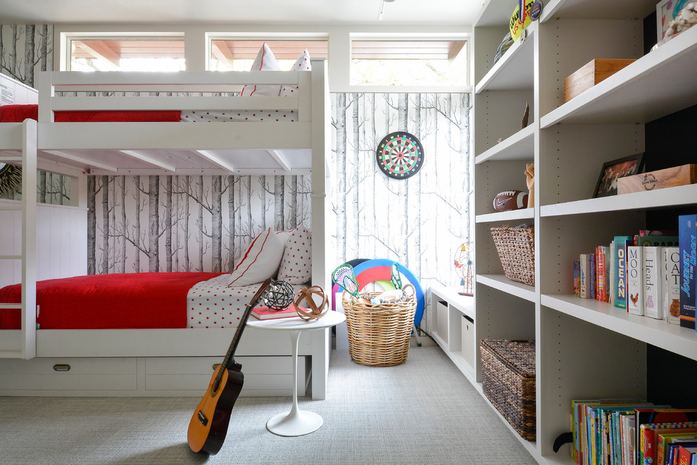 オースティンにあるトランジショナルスタイルのおしゃれな子供部屋 (マルチカラーの壁、カーペット敷き、児童向け、グレーの床、二段ベッド) の写真
