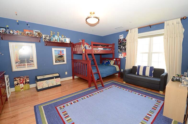 Bild på ett stort vintage pojkrum kombinerat med sovrum och för 4-10-åringar, med blå väggar och ljust trägolv