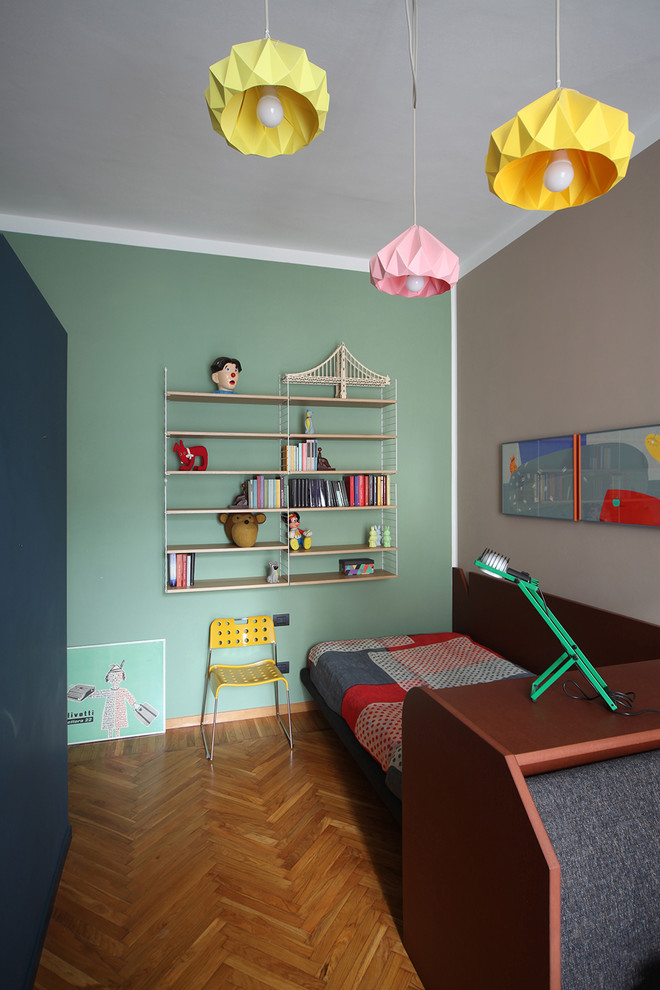 Idéer för ett mellanstort minimalistiskt könsneutralt barnrum kombinerat med sovrum och för 4-10-åringar, med flerfärgade väggar och mellanmörkt trägolv