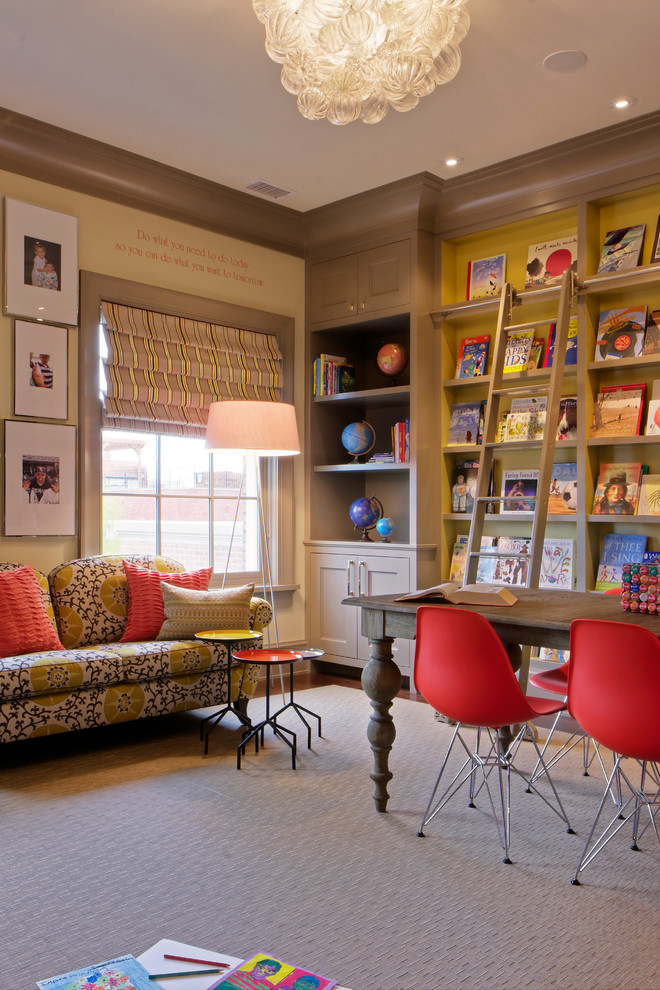 Idée de décoration pour une chambre neutre tradition avec un bureau et un mur multicolore.