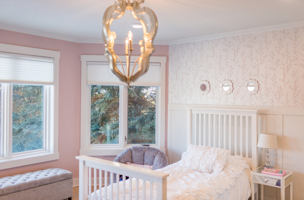 Inspiration pour une chambre de fille de 4 à 10 ans traditionnelle de taille moyenne avec un mur rose, un sol en travertin et un sol beige.