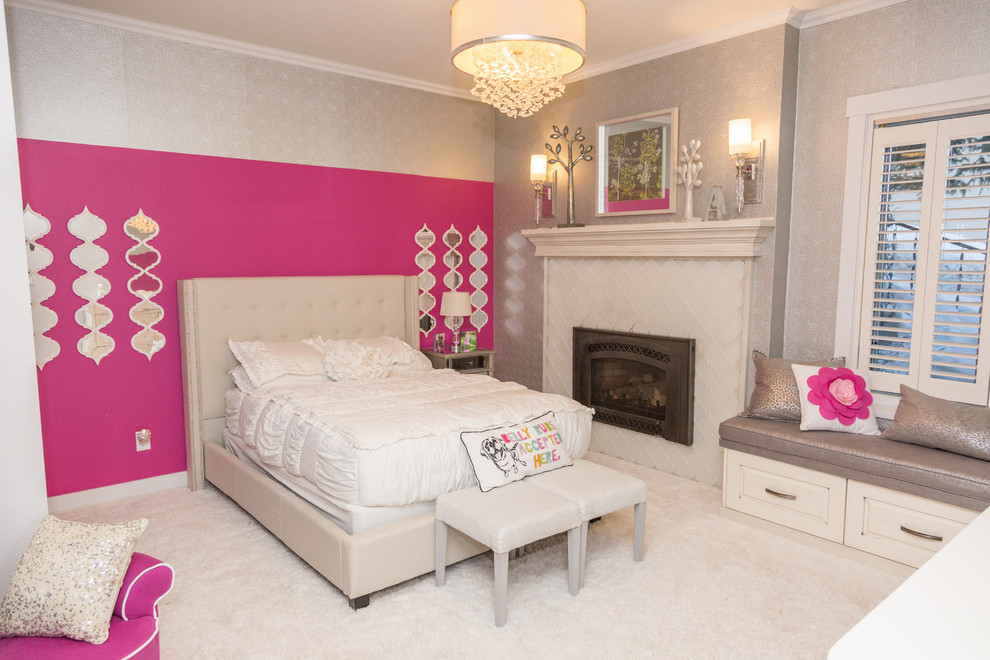 Idéer för ett klassiskt barnrum kombinerat med sovrum, med beige väggar, heltäckningsmatta och beiget golv