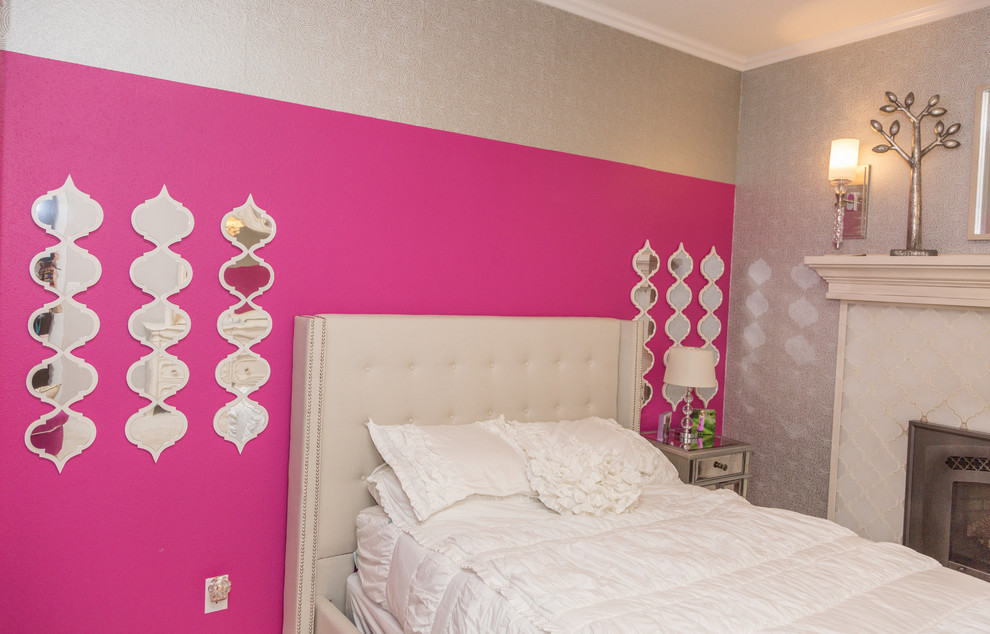 Cette photo montre une chambre d'enfant chic avec un mur beige, moquette et un sol beige.